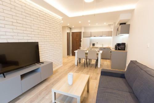 Apartlogy Aura2 105 - Experience Intelligent Living While Travelling
