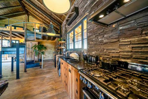 Villa Enchanting Forest Cottage With Lake View