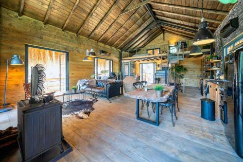 Villa Enchanting Forest Cottage With Lake View