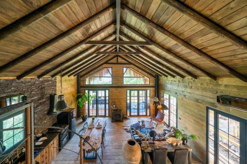 Villa Enchanting Forest Cottage With Lake View