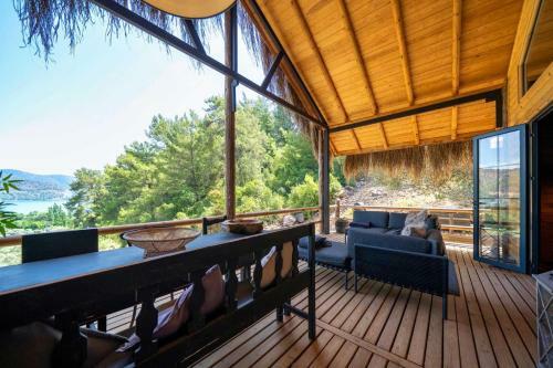 Villa Enchanting Forest Cottage With Lake View