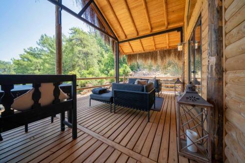 Villa Enchanting Forest Cottage With Lake View