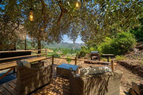Villa Enchanting Forest Cottage With Lake View