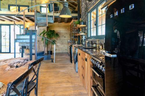 Villa Enchanting Forest Cottage With Lake View