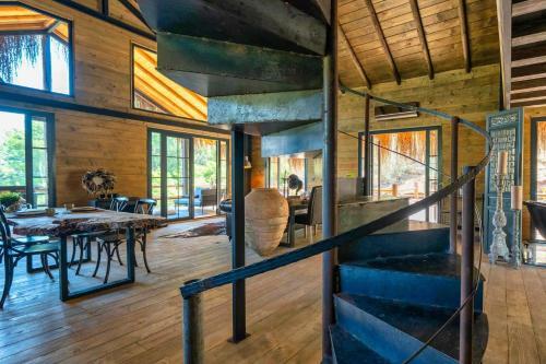Villa Enchanting Forest Cottage With Lake View