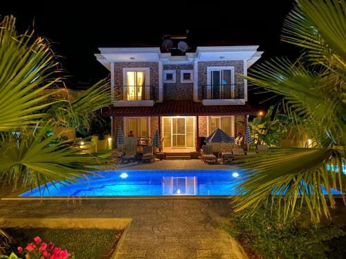 Remarkable 4-bed Villa Tasgin 2 Pools