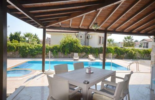 Villa Sleeps 6, Private Pool.close To Town.