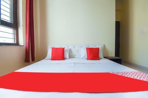Oyo 66918 Hotel Silver