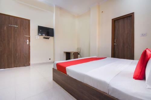 Oyo 66918 Hotel Silver