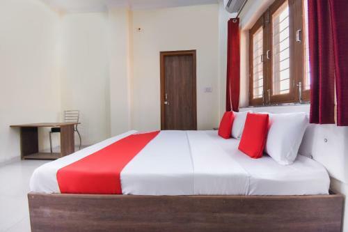 Oyo 66918 Hotel Silver