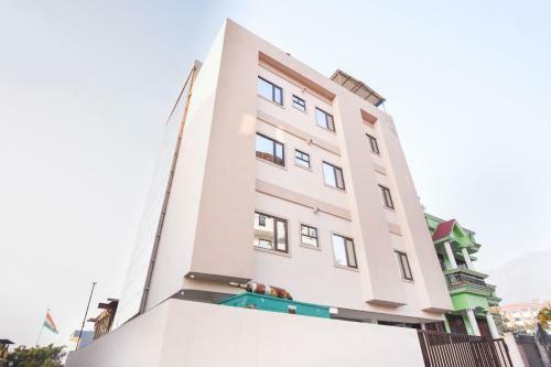 Oyo 66918 Hotel Silver