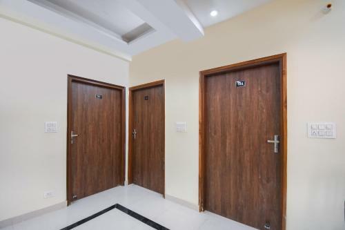 Oyo 66918 Hotel Silver