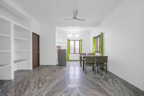 Hostal Oyo Home 49116 Vibrant Stay Near Uthandi Beach