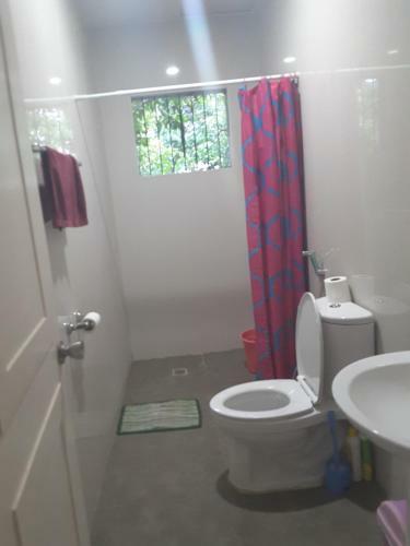 Hostal Omg Guest House Room For 3 Overhanging