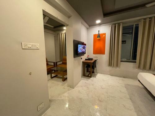Hotel Manomay Homes