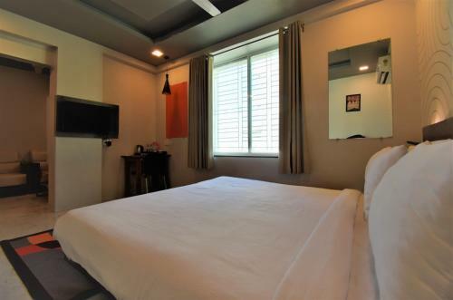 Hotel Manomay Homes