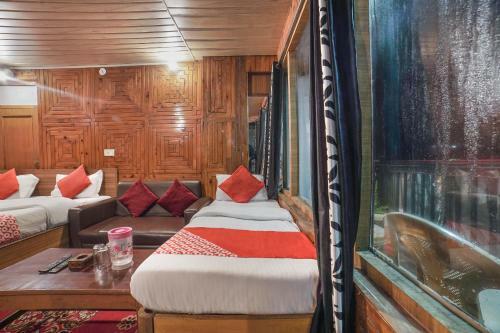Hotel Oyo Flagship 16561 Surya Holiday Home