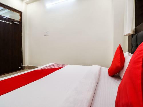 Hotel Vaccinated Staff - Oyo 74553 Sunshine Dwarka