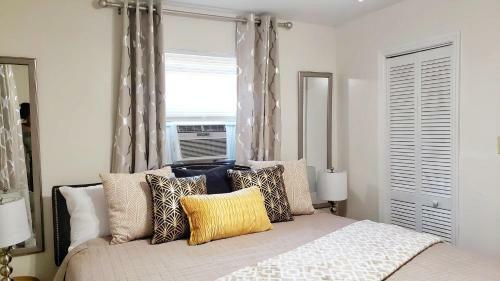 Glam 2 Bedroom Suite 4 Miles From Hard Rock Stadium