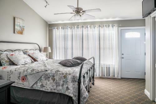 Apartamento Waterfront Home, Short Walk To Beach, Deck/balcony