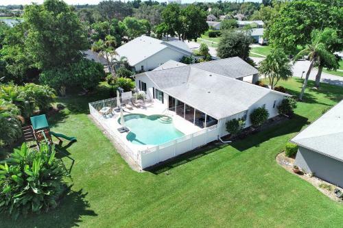 Villa Comfortably Chic Pool Home Retreat