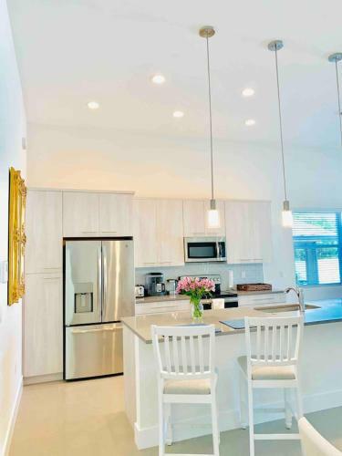 Perfect Naples Beach House - Heated Saltwater Pool