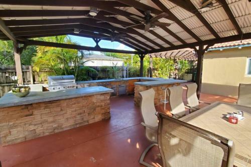 Villa 3 Bedrooms Miami Home With Pool And Summer Kitchen