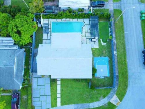 Modern Home*heated Pool, Basketball And Mini Golf
