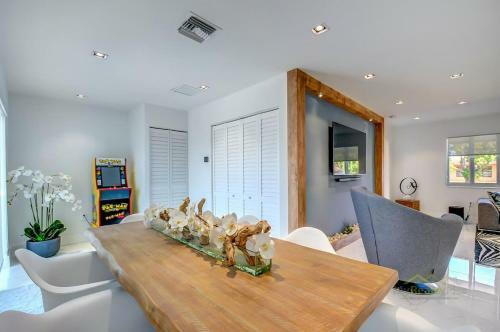 Modern Home*heated Pool, Basketball And Mini Golf