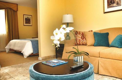 Sobeny Collins Suites And Rooms
