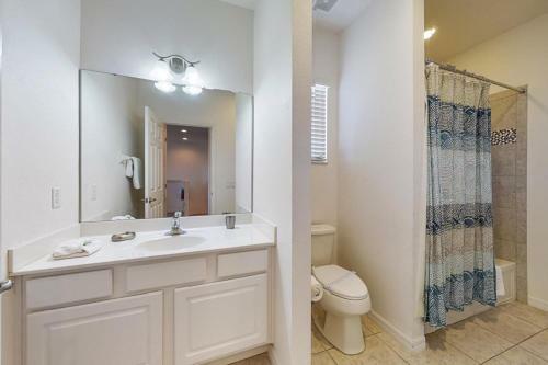 Beautiful 6 Bedroom Home With Games & More! Home