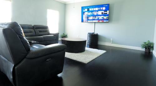 Huge Home!! Pool Table Near Stadium & Beach