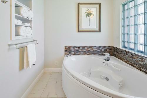 Steps To Beach! Luxe Stay/chef's Kitchen, Bbq & Lanai
