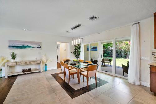 Steps To Beach! Luxe Stay/chef's Kitchen, Bbq & Lanai