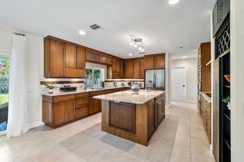 Steps To Beach! Luxe Stay/chef's Kitchen, Bbq & Lanai