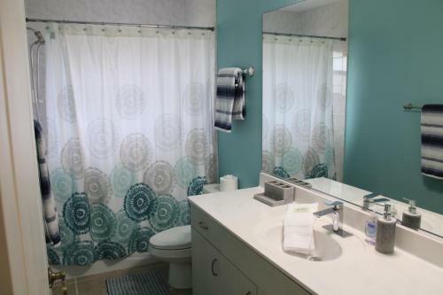 Spacious And Private Pool House, 15 Min To Beach