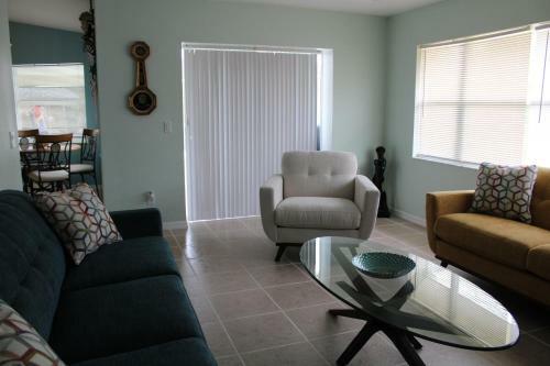 Spacious And Private Pool House, 15 Min To Beach