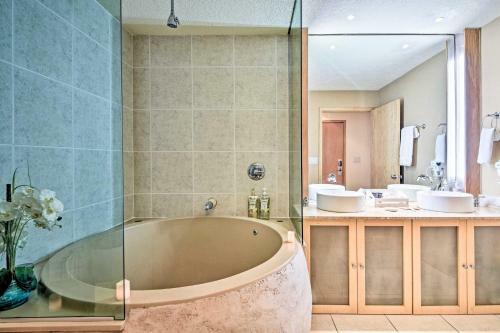 Apartamento Pet-friendly Condo With Balcony, 3 Mi To Beach!