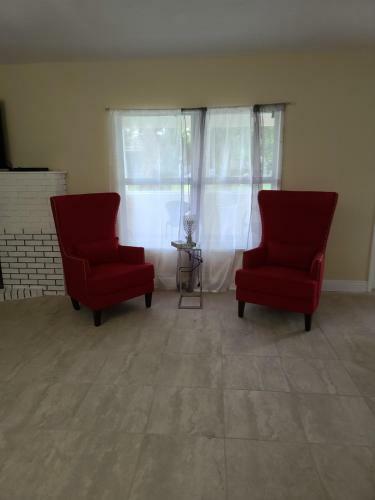 House With 2 Master Bed, 2 Living Rooms,