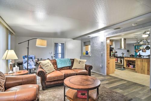 Sunny Hideout With Fenced-in Yard Pets Welcome
