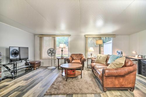 Sunny Hideout With Fenced-in Yard Pets Welcome