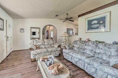 Sunny Spring Hill Hideout With Lanai And Pool!