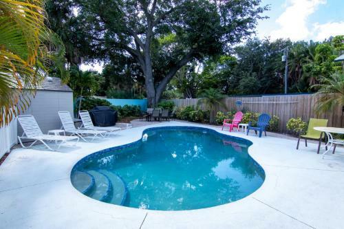 Cozy Tropical Bungalow With Heated Pool