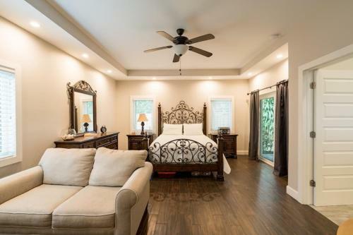 Spacious Vacation Rental In Sarasota / Private Pool / Game Room With Pool Table