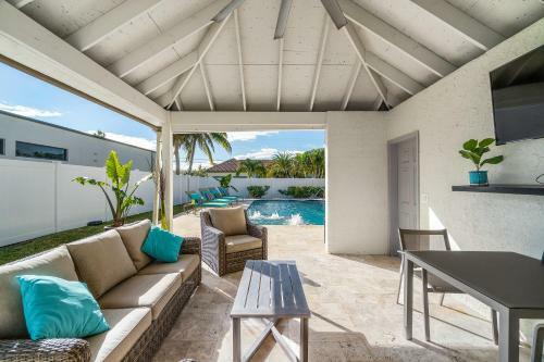 Heated Pool/htub & Pool Cabana W/tv Walk To Beach!