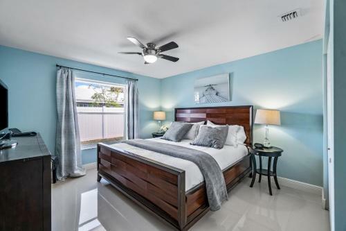 Heated Pool/htub & Pool Cabana W/tv Walk To Beach!