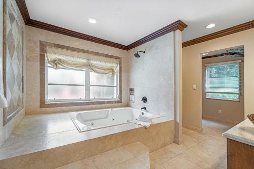 4b/3b Gem W/heated Pool/jacuzzi - Steps To Beach