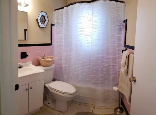 Great Location Near Downtown & Airport