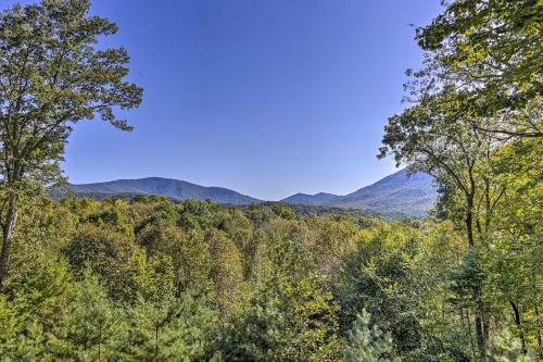 Lovely Log Cabin And Bunkhouse With Views And Yard!