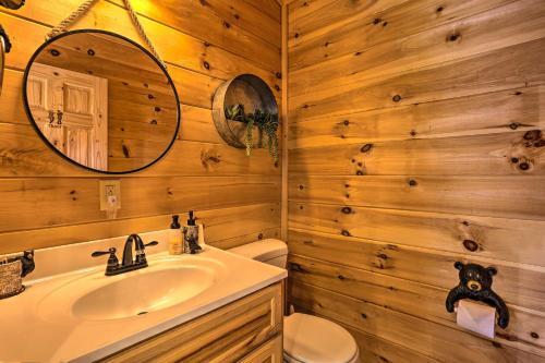 Lovely Log Cabin And Bunkhouse With Views And Yard!